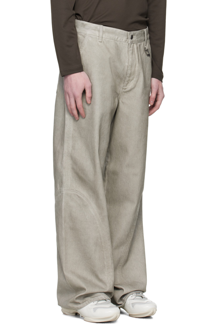 Non-stretch denim jeans.

· Fading throughout
· Straight-leg
· Belt loops
· Four-pocket styling
· Zip fly
· Logo-engraved graphic hardware at front

Supplier color: Washed grey