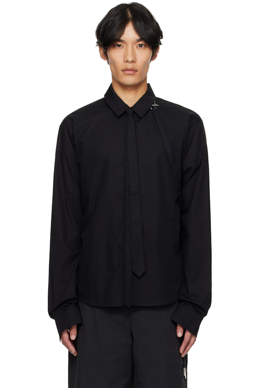 Organic cotton poplin shirt.

· Spread collar
· Self-tie strap with logo-engraved graphic hardware at collar
· Button closure
· Shirttail hem
· Buttoned barrel cuffs

Supplier color: Black