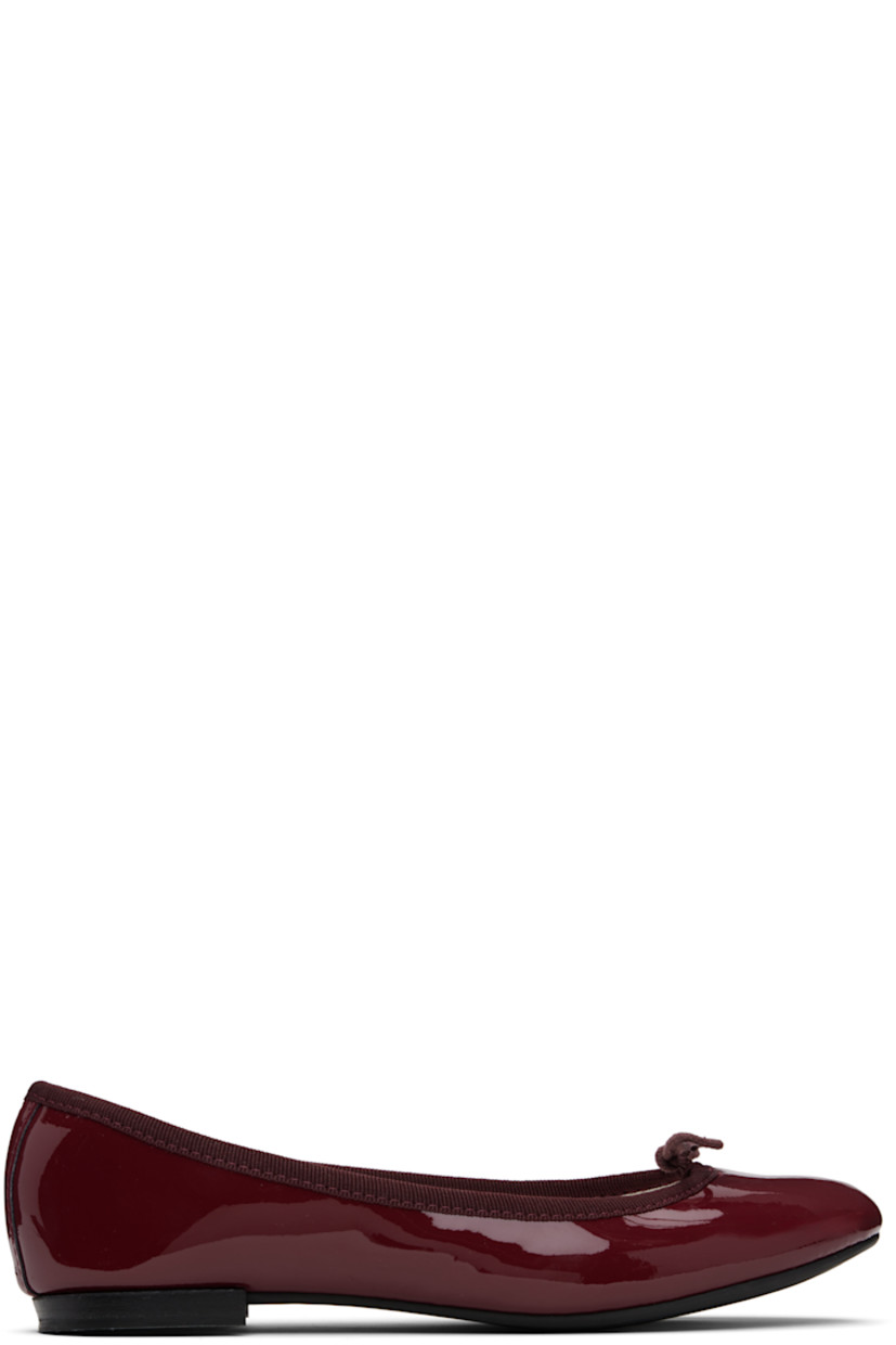Patent leather ballerina flats.

· Bow accent at vamp
· Grosgrain trim at collar
· Twill lining
· Stacked leather heel with rubber injection
· Rubber sole

Supplier color: Pommard red