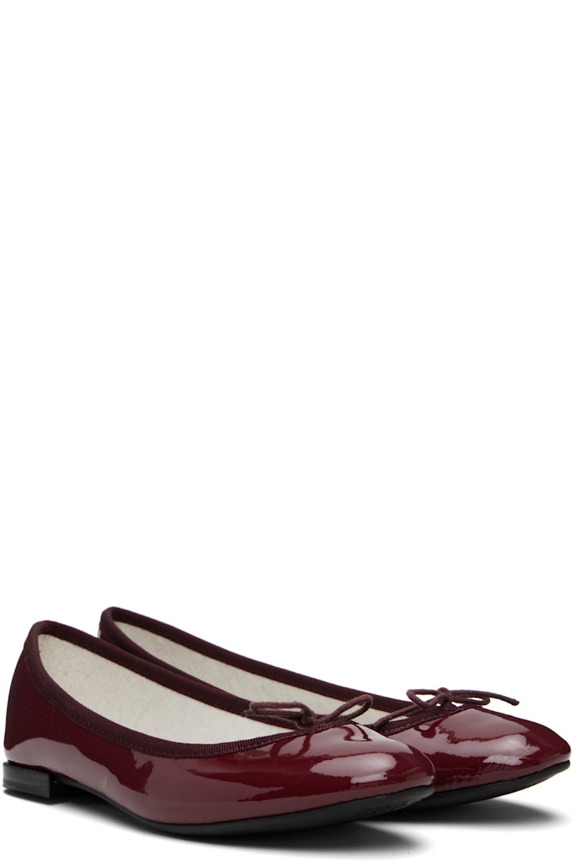Patent leather ballerina flats.

· Bow accent at vamp
· Grosgrain trim at collar
· Twill lining
· Stacked leather heel with rubber injection
· Rubber sole

Supplier color: Pommard red