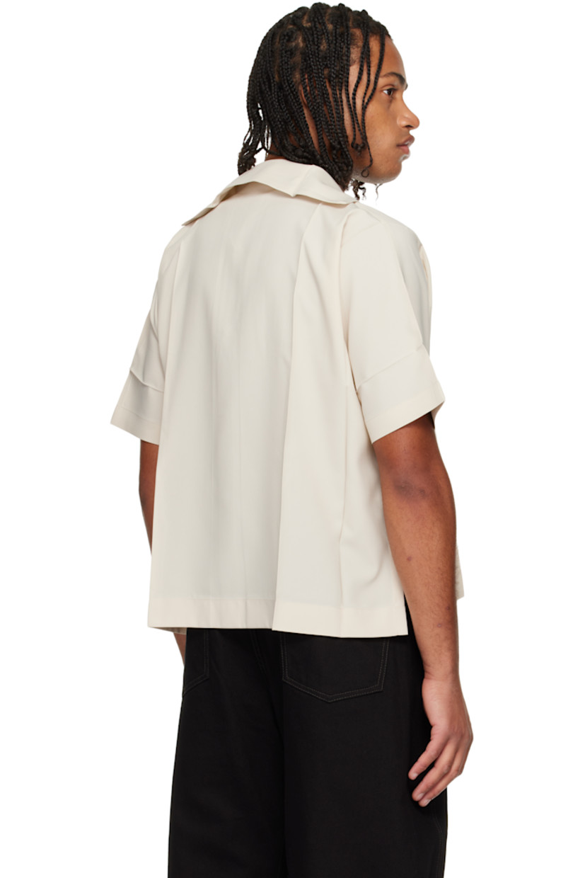 Twill shirt. 

· Pleats throughout 
· Open spread collar
· Button closure
· Vented side seams

Supplier color: Light beige