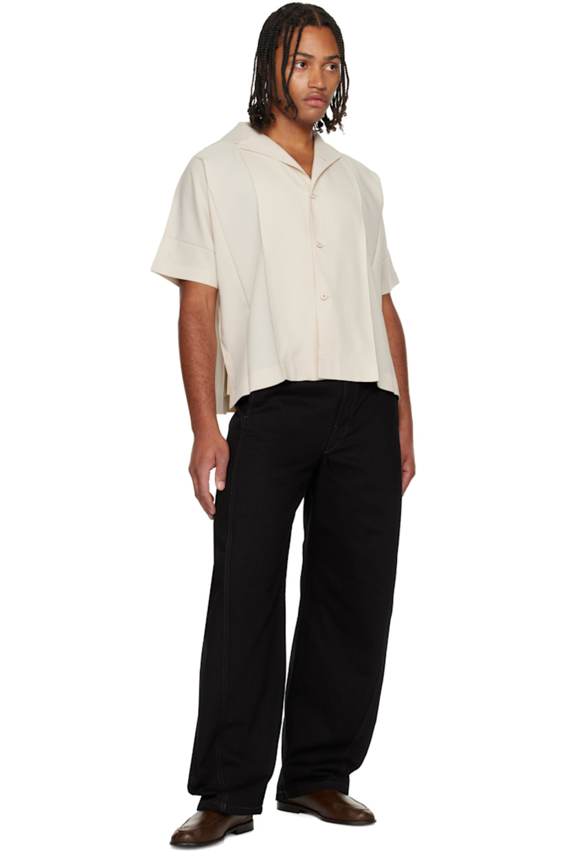 Twill shirt. 

· Pleats throughout 
· Open spread collar
· Button closure
· Vented side seams

Supplier color: Light beige