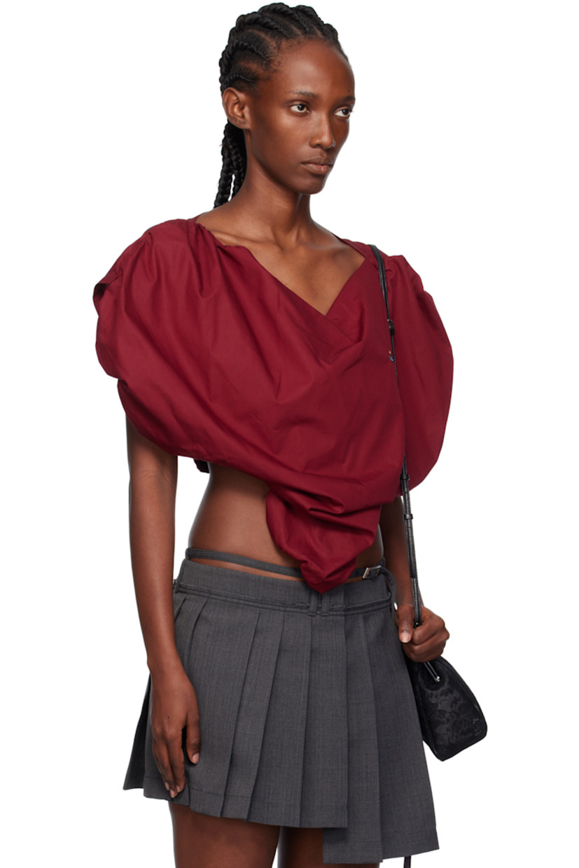 Regenerative cotton poplin blouse. 

· Sweetheart neck
· Embroidered logo at chest
· Curved hem

Supplier color: Carmine