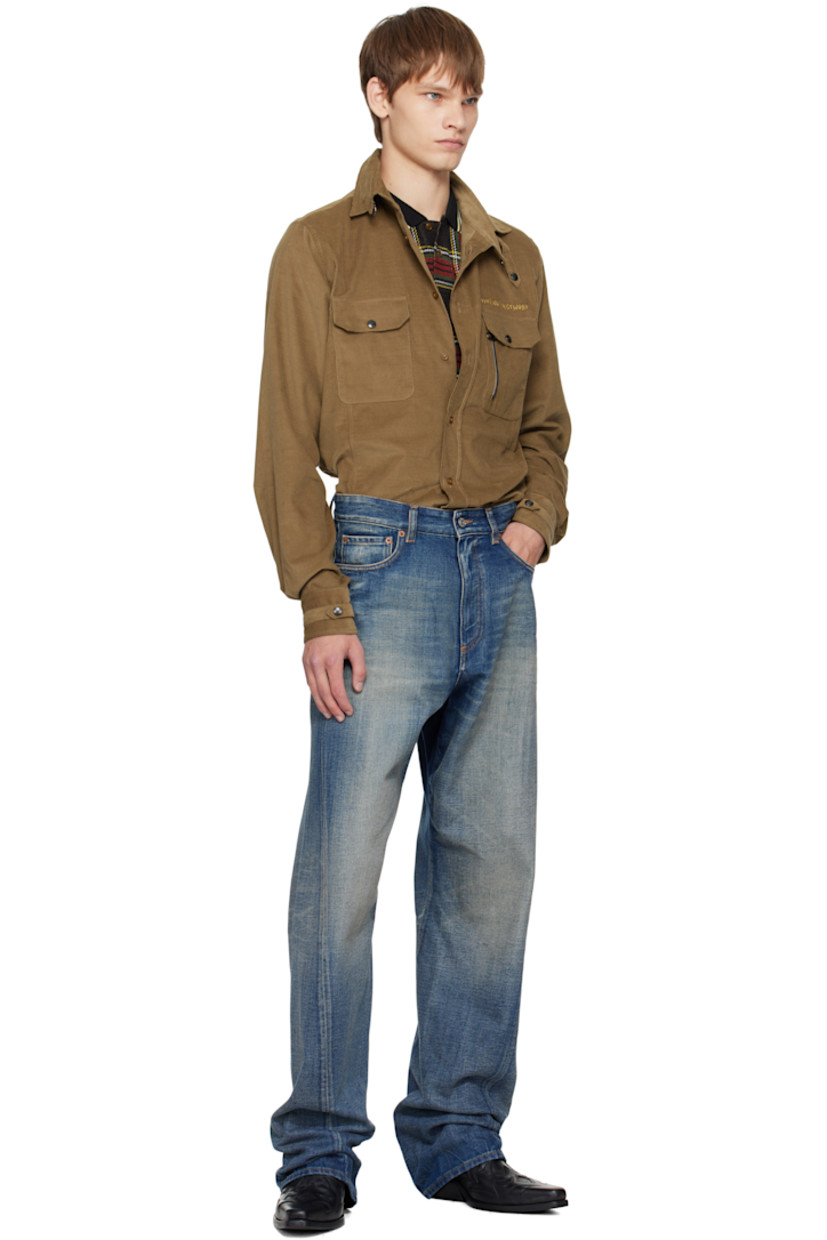 Organic cotton corduroy shirt.

· Cinch strap at spread collar and cuffs
· Button closure
· Logo embroidered at chest
· Flap pockets and zip pocket at chest
· Shirttail hem
· Press-stud barrel cuffs

Supplier color: Tobacco