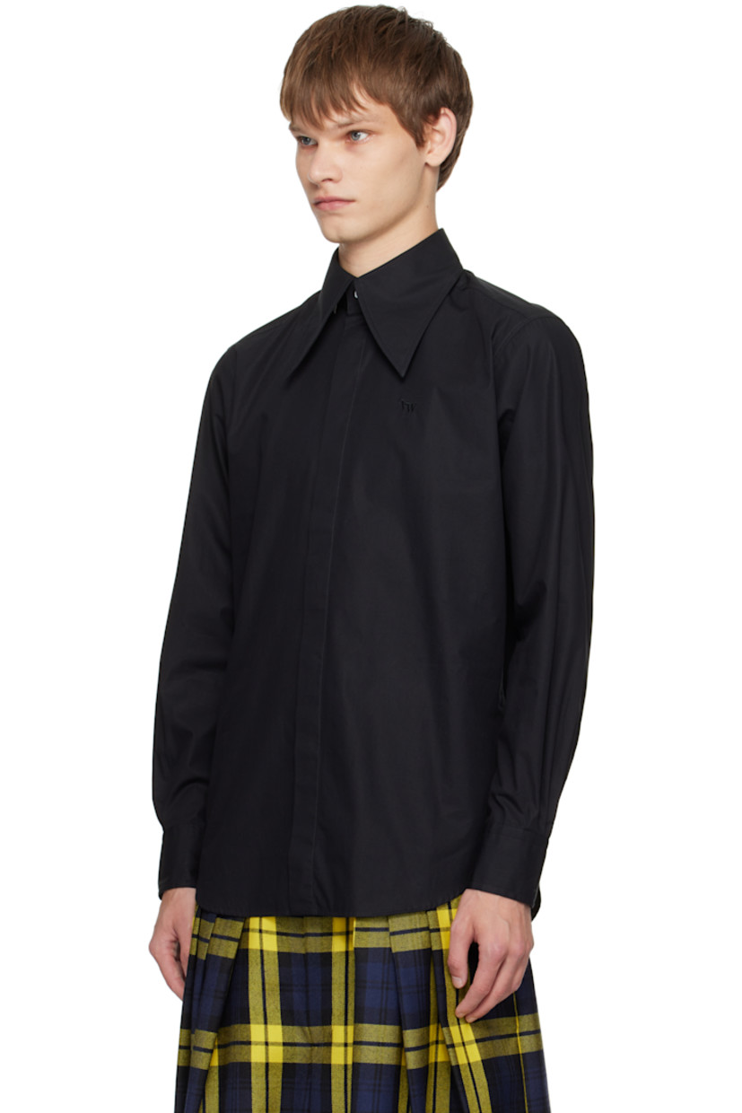Cotton poplin shirt.

· Pointed collar
· Concealed button closure
· Logo embroidered at chest
· Shirttail hem
· Buttoned barrel cuffs
· Pleats at back yoke

Supplier color: Black