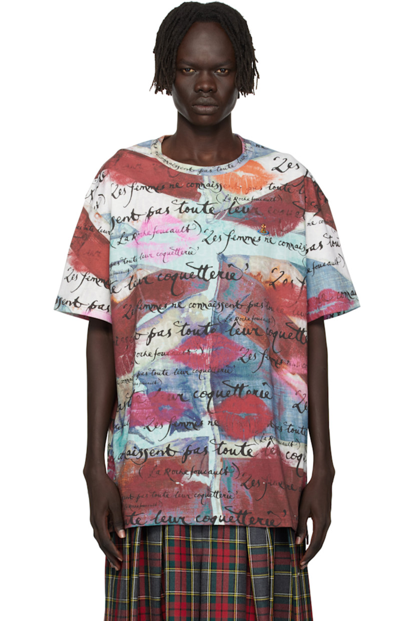 Organic cotton jersey T-shirt.

· Text and graphic pattern printed throughout
· Rib-knit crewneck
· Vented side seams
· Dropped shoulders

Supplier color: Union jack/Kiss