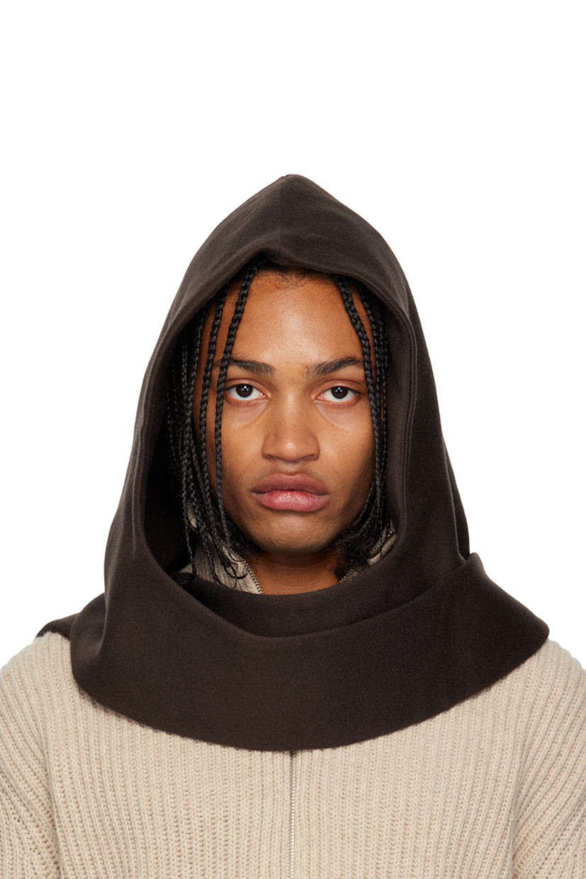 Wool melton scarf.

· Central hood
· L70" x W14"

Supplier color: Brown