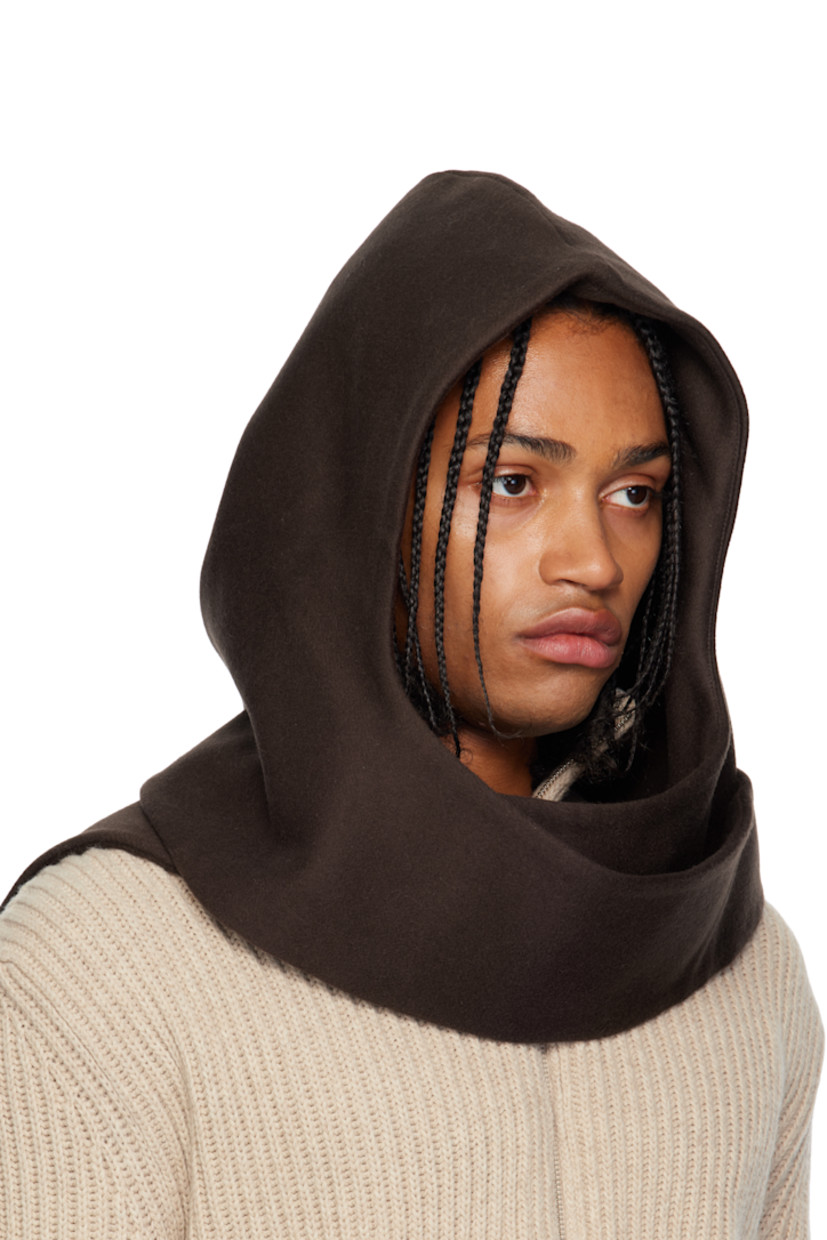 Wool melton scarf.

· Central hood
· L70" x W14"

Supplier color: Brown