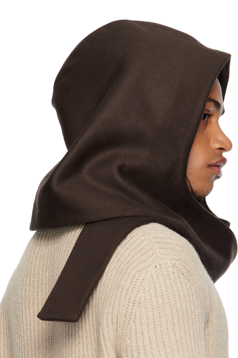 Wool melton scarf.

· Central hood
· L70" x W14"

Supplier color: Brown