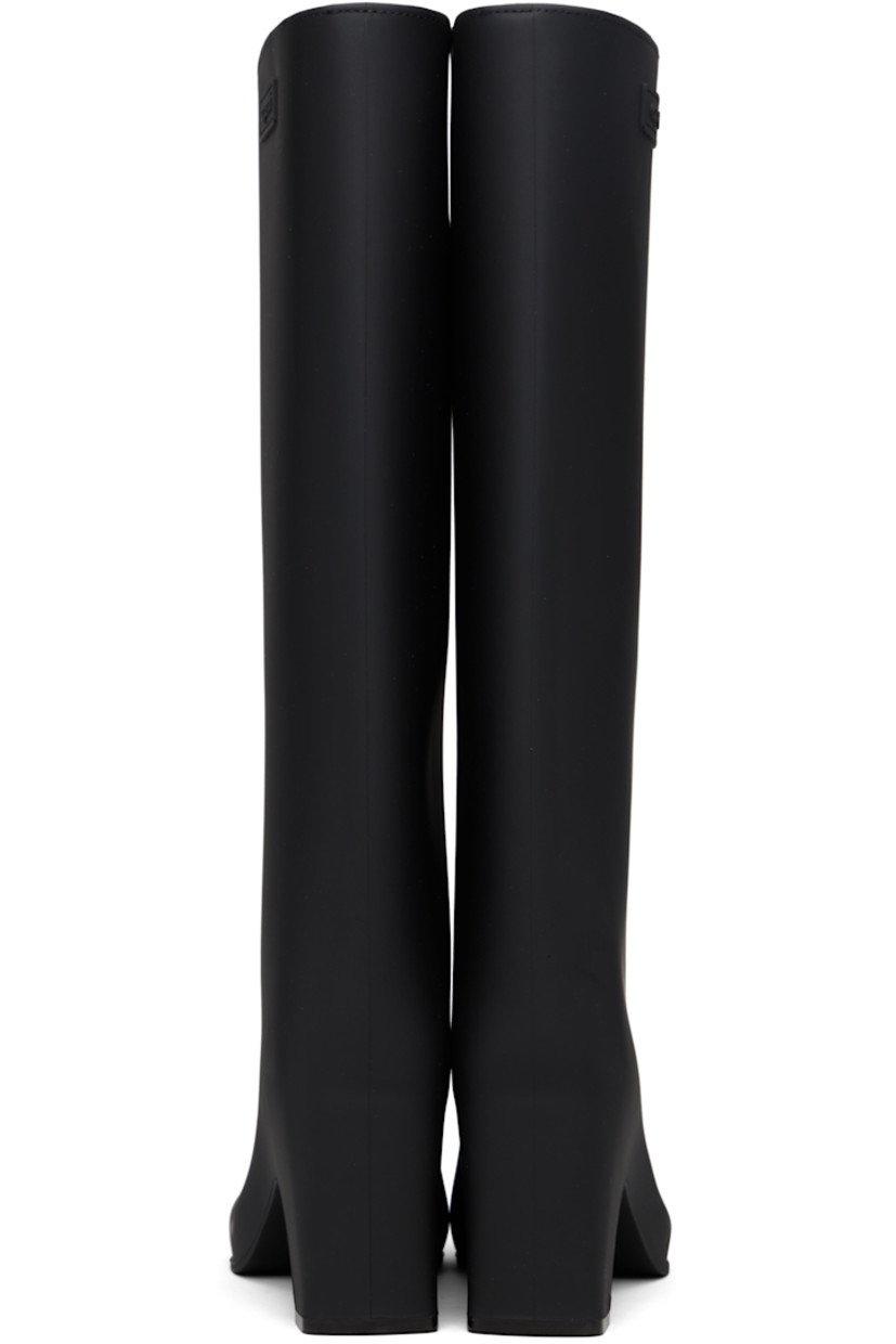 Knee-high rubber boots in black.

· Square toe
· Logo patch at outer side
· Integrated block heel
· Rubber sole
· Heel: H3.5"

Supplier color: Black