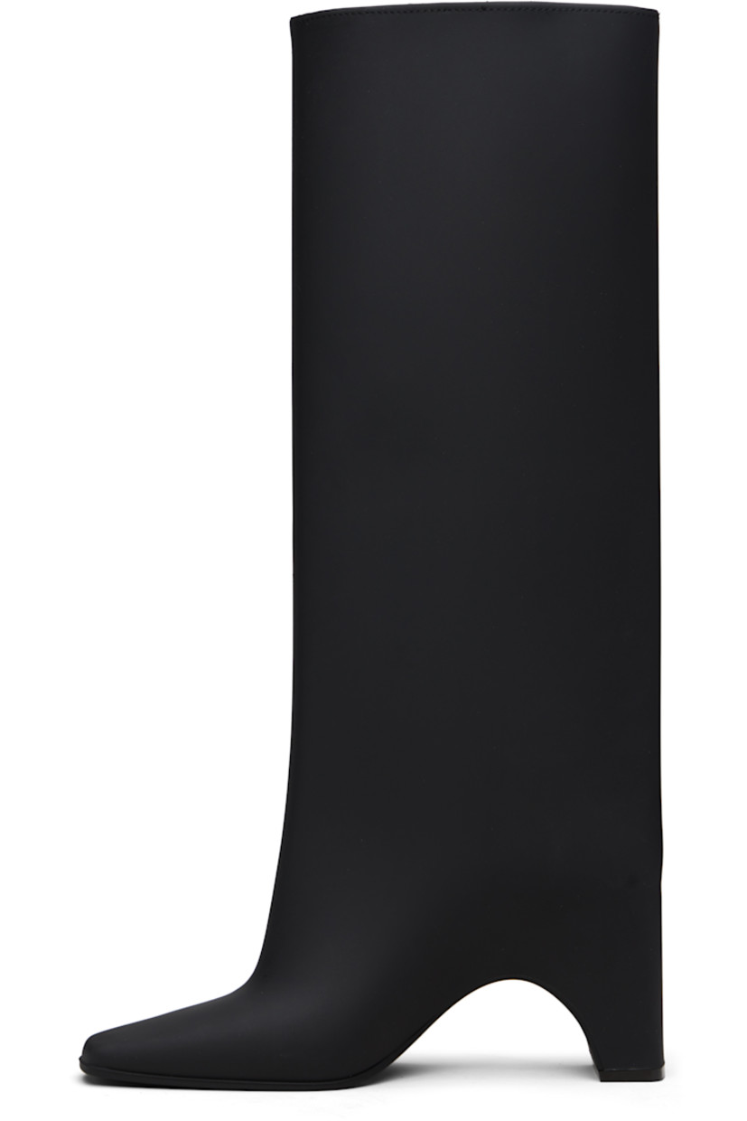 Knee-high rubber boots in black.

· Square toe
· Logo patch at outer side
· Integrated block heel
· Rubber sole
· Heel: H3.5"

Supplier color: Black