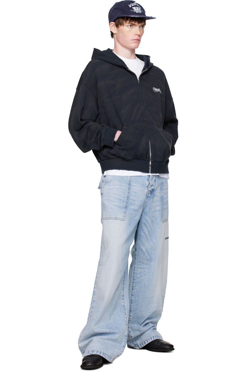 Non-stretch denim jeans.

· Fading and whiskering throughout
· Belt loops
· Four-pocket styling
· Button fly
· Logo embroidered at leg
· Contrast stitching in tan

Supplier color: Sky