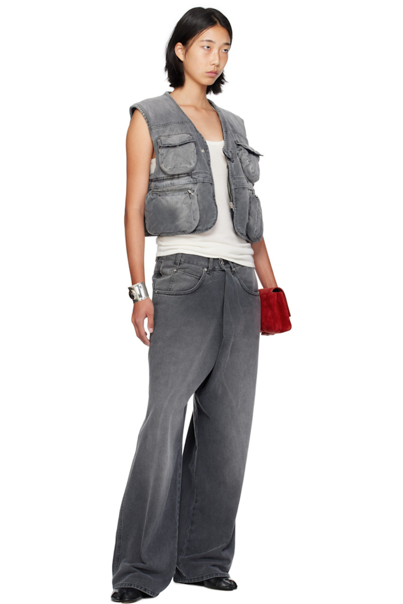 Padded non-stretch denim vest.

· Fading throughout
· V-neck
· Zip closure with press-stud tab
· Bellows and flap pockets at front
· Zip pocket at back

Supplier color: Outcast Grey