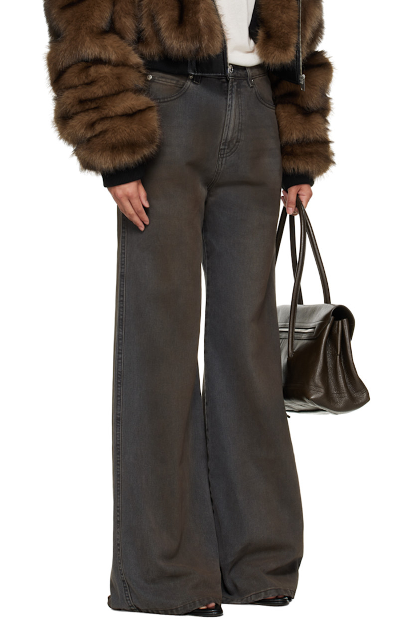 Non-stretch denim jeans. 

· Wide-leg 
· Fading, whiskering, smudging, and distressing throughout 
· Belt loops
· Five-pocket styling
· Zip fly 
· Logo patch at back waistband

Supplier color: Dirty outcast grey