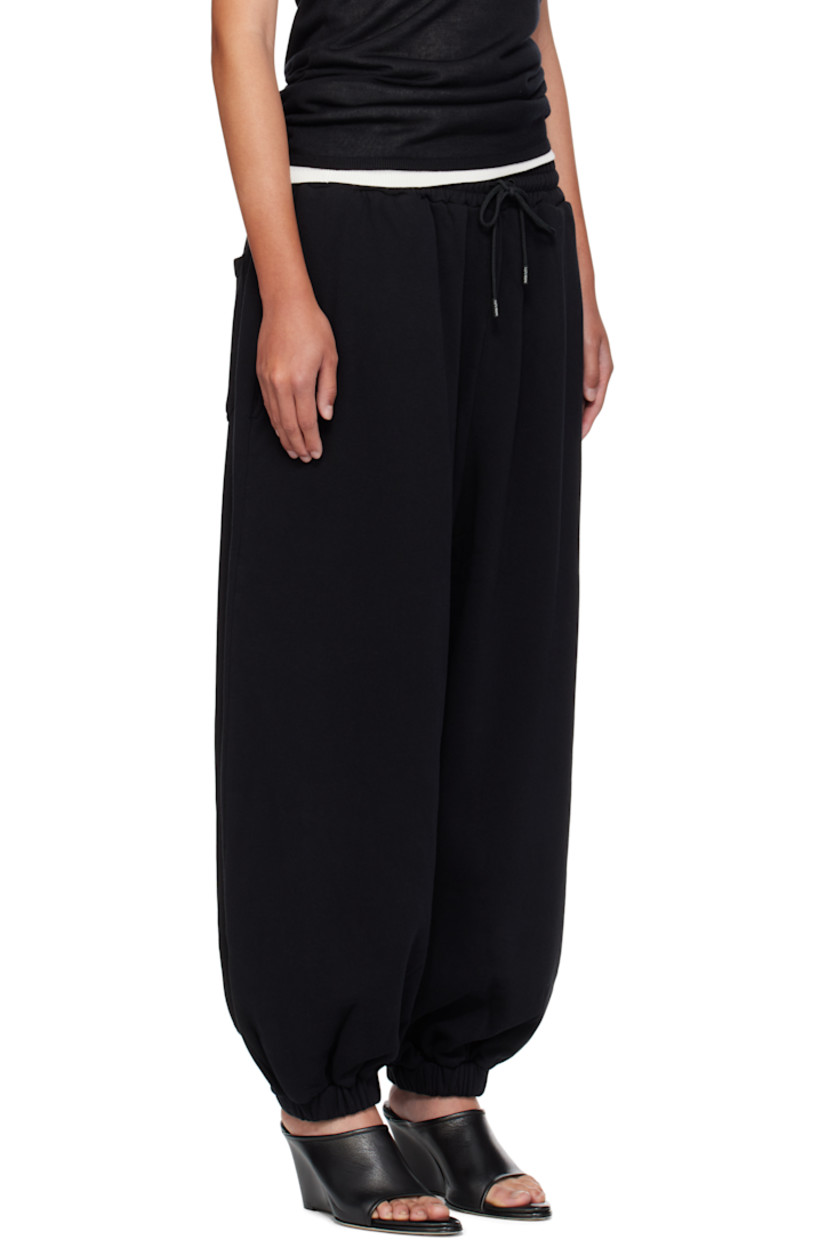 Cotton fleece lounge pants.

· Drawstring at elasticized waistband
· Three-pocket styling
· Logo graphic embroidered at leg
· Elasticized cuffs

Supplier color: Black