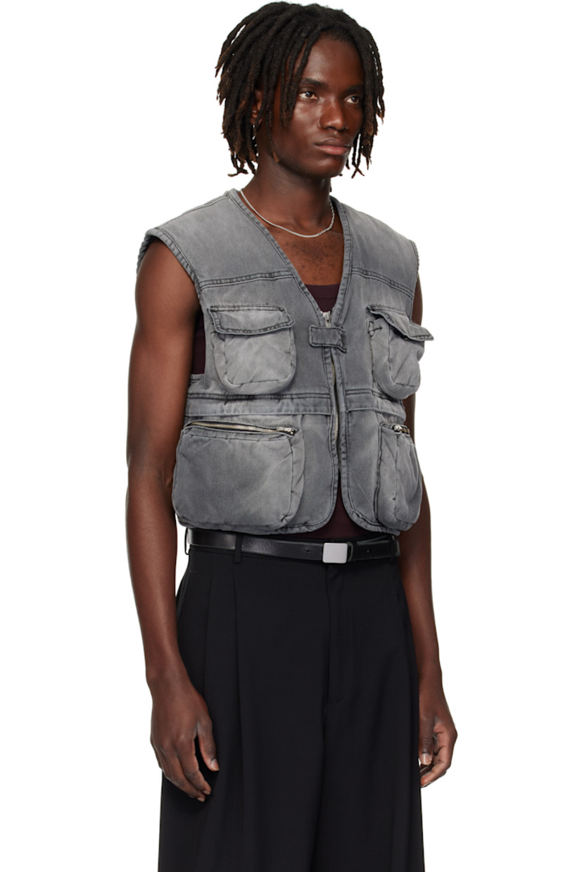 Padded non-stretch denim vest.

· Fading throughout
· V-neck
· Zip closure with press-stud tab
· Bellows and flap pockets at front
· Zip pocket at back

Supplier color: Outcast Grey
