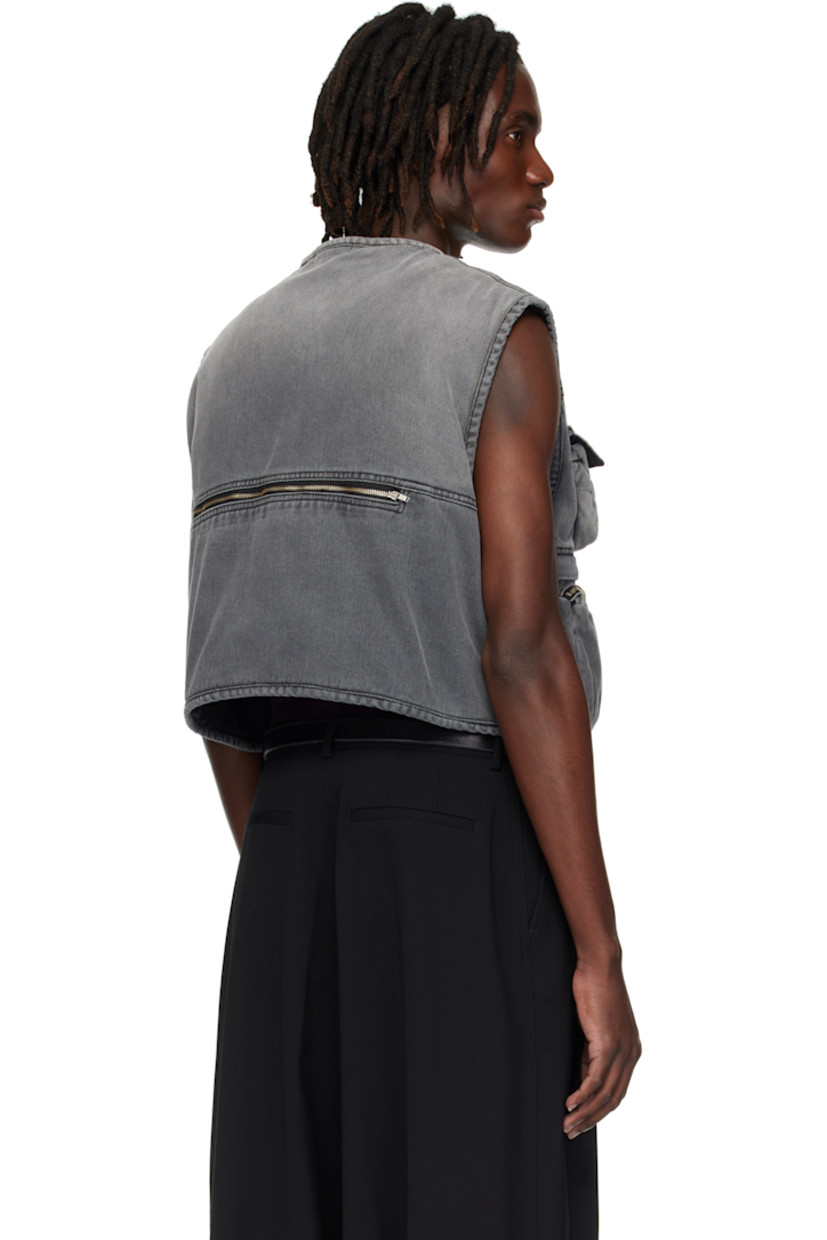 Padded non-stretch denim vest.

· Fading throughout
· V-neck
· Zip closure with press-stud tab
· Bellows and flap pockets at front
· Zip pocket at back

Supplier color: Outcast Grey