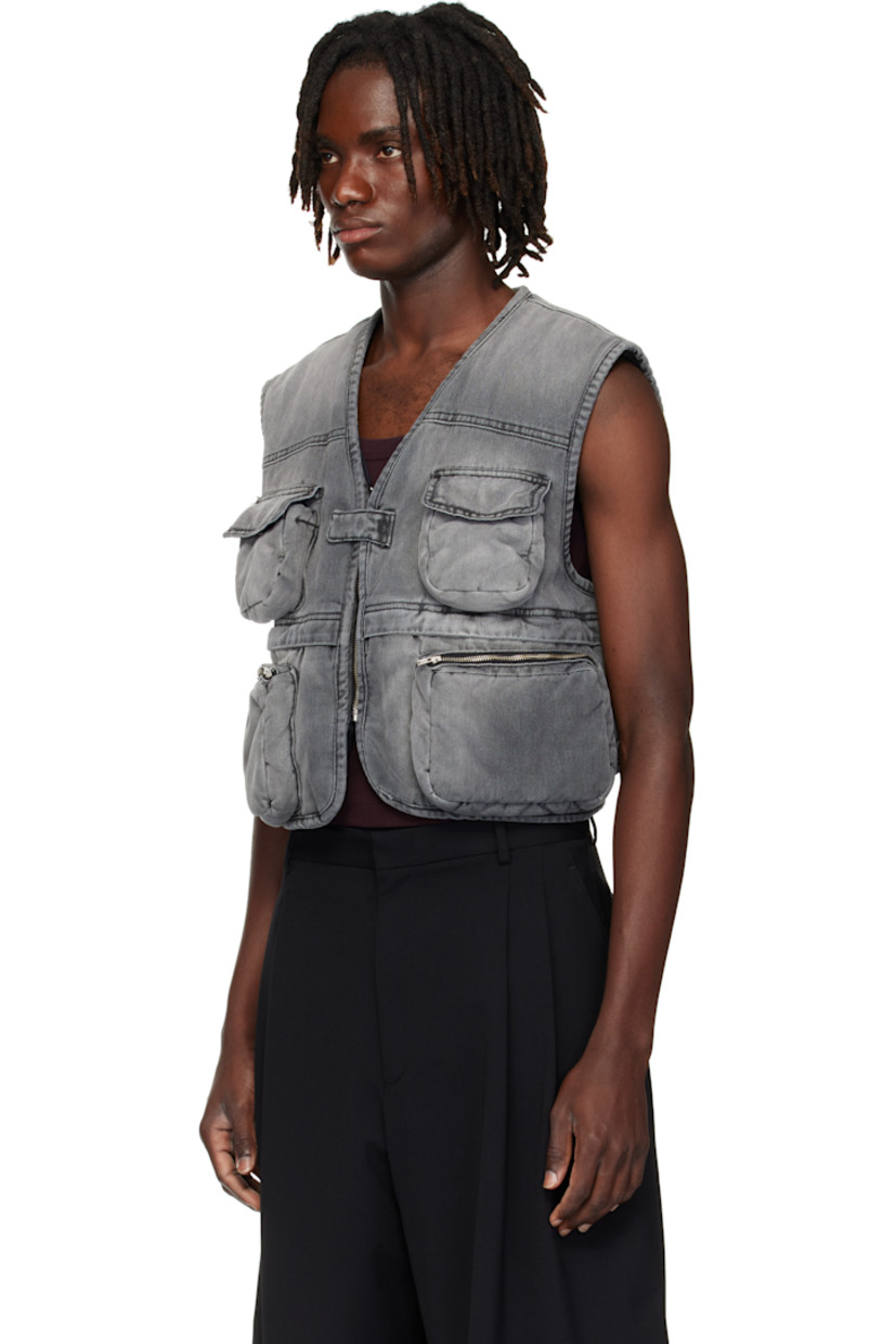 Padded non-stretch denim vest.

· Fading throughout
· V-neck
· Zip closure with press-stud tab
· Bellows and flap pockets at front
· Zip pocket at back

Supplier color: Outcast Grey