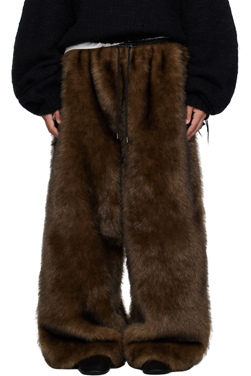 Recycled faux-fur sweatpants.

· Wide-leg 
· Drawstring at elasticized waistband
· Two-pocket styling
· Full satin twill lining

Supplier color: Racoon