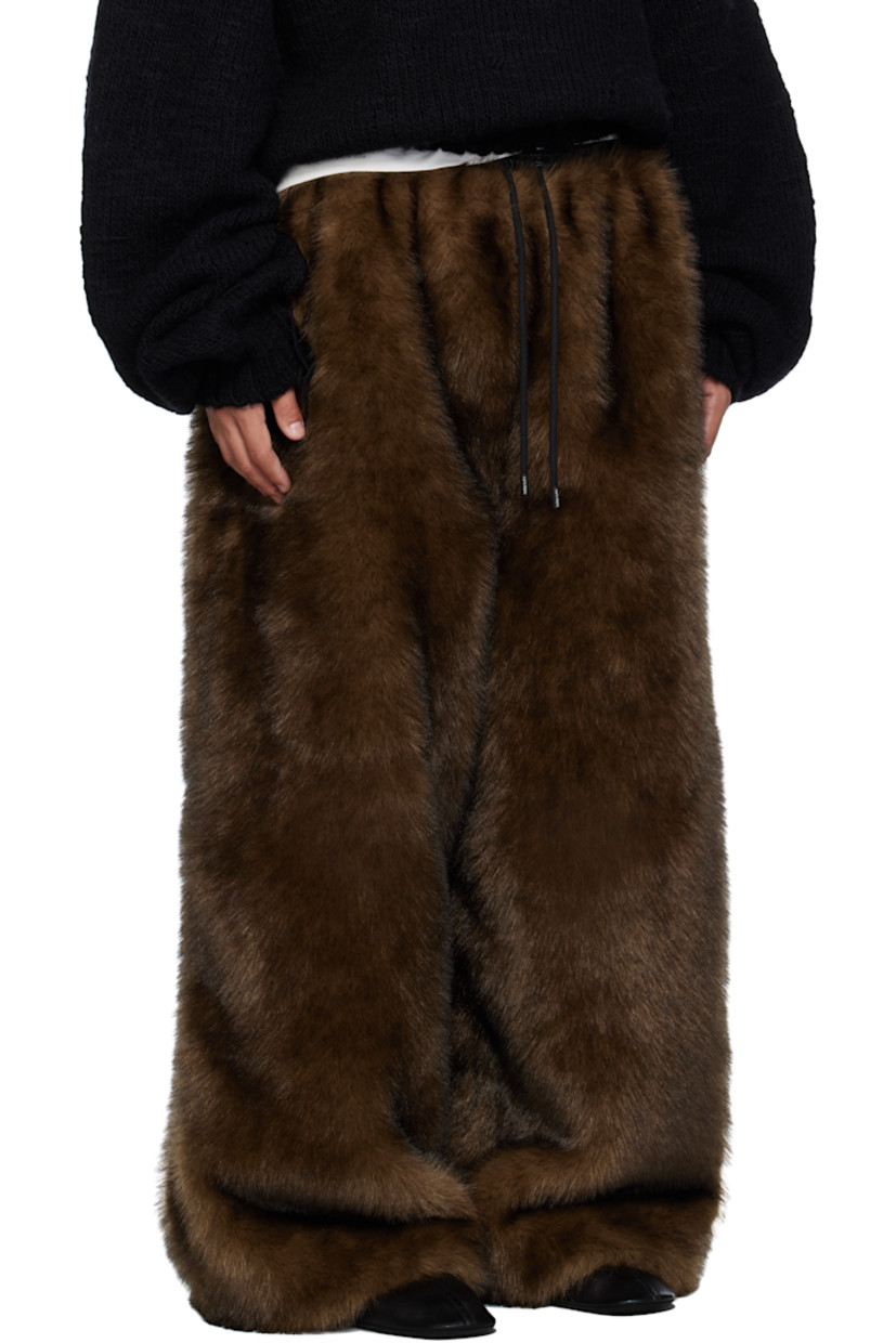 Recycled faux-fur sweatpants.

· Wide-leg 
· Drawstring at elasticized waistband
· Two-pocket styling
· Full satin twill lining

Supplier color: Racoon