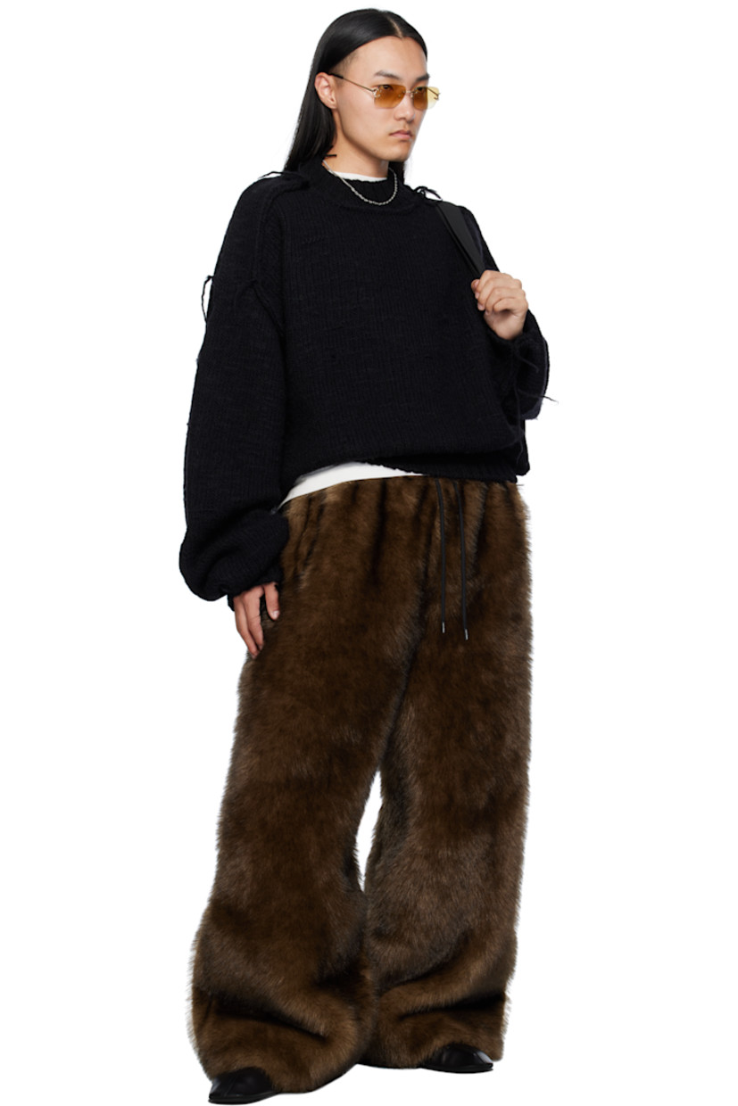 Recycled faux-fur sweatpants.

· Wide-leg 
· Drawstring at elasticized waistband
· Two-pocket styling
· Full satin twill lining

Supplier color: Racoon