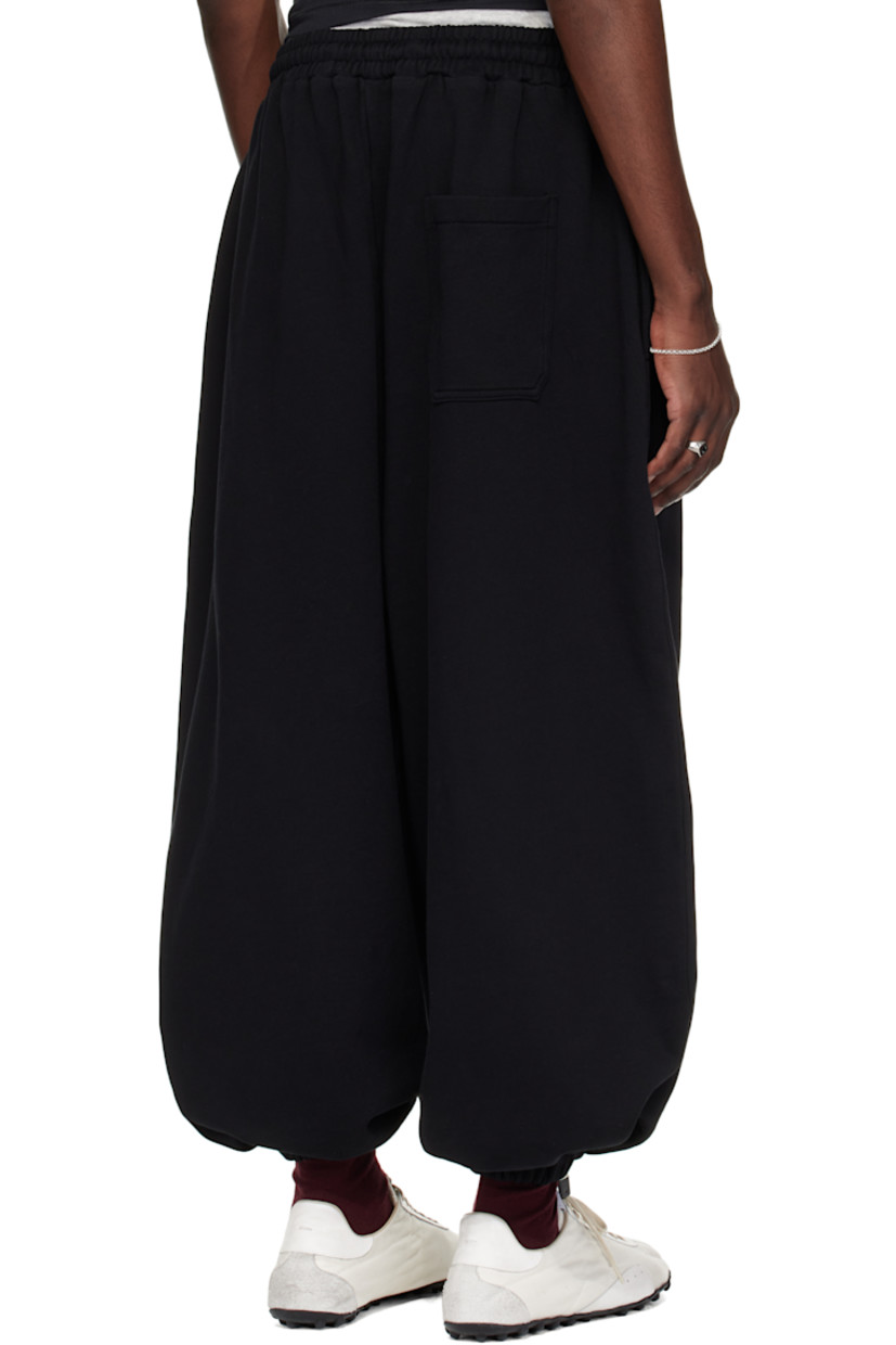Cotton jersey sweatpants. 

· Drawstring at elasticized waistband
· Three-pocket styling
· Graphic embroidered at outseam
· Elasticized cuffs

Supplier color: Black
