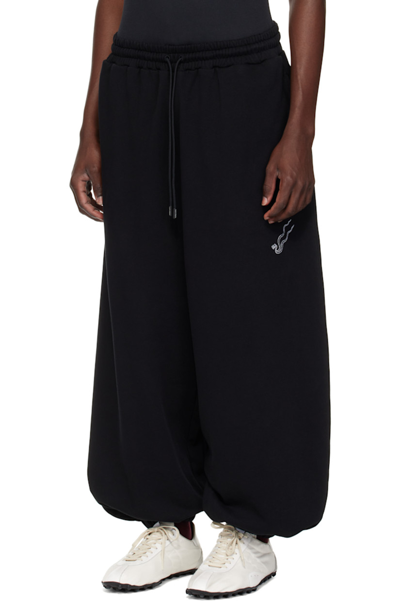Cotton jersey sweatpants. 

· Drawstring at elasticized waistband
· Three-pocket styling
· Graphic embroidered at outseam
· Elasticized cuffs

Supplier color: Black