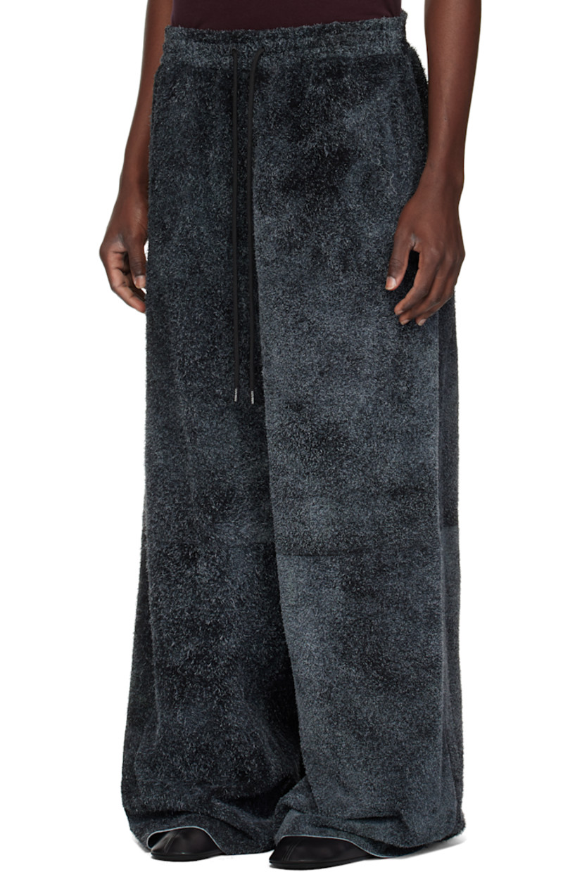 Calfskin suede pants.

· Drawstring at elasticized waistband
· Three-pocket styling
· Full twill lining

Supplier color: Black Pepper
