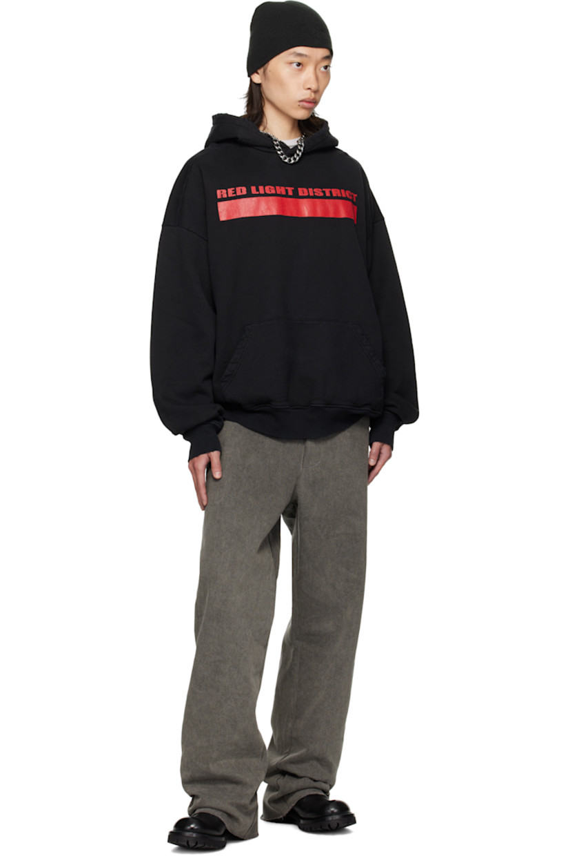 Cotton fleece hoodie. 

· Crackled text bonded at front 
· Kangaroo pocket
· Rib-knit hem and cuffs
· Dropped shoulders

Supplier color: Black