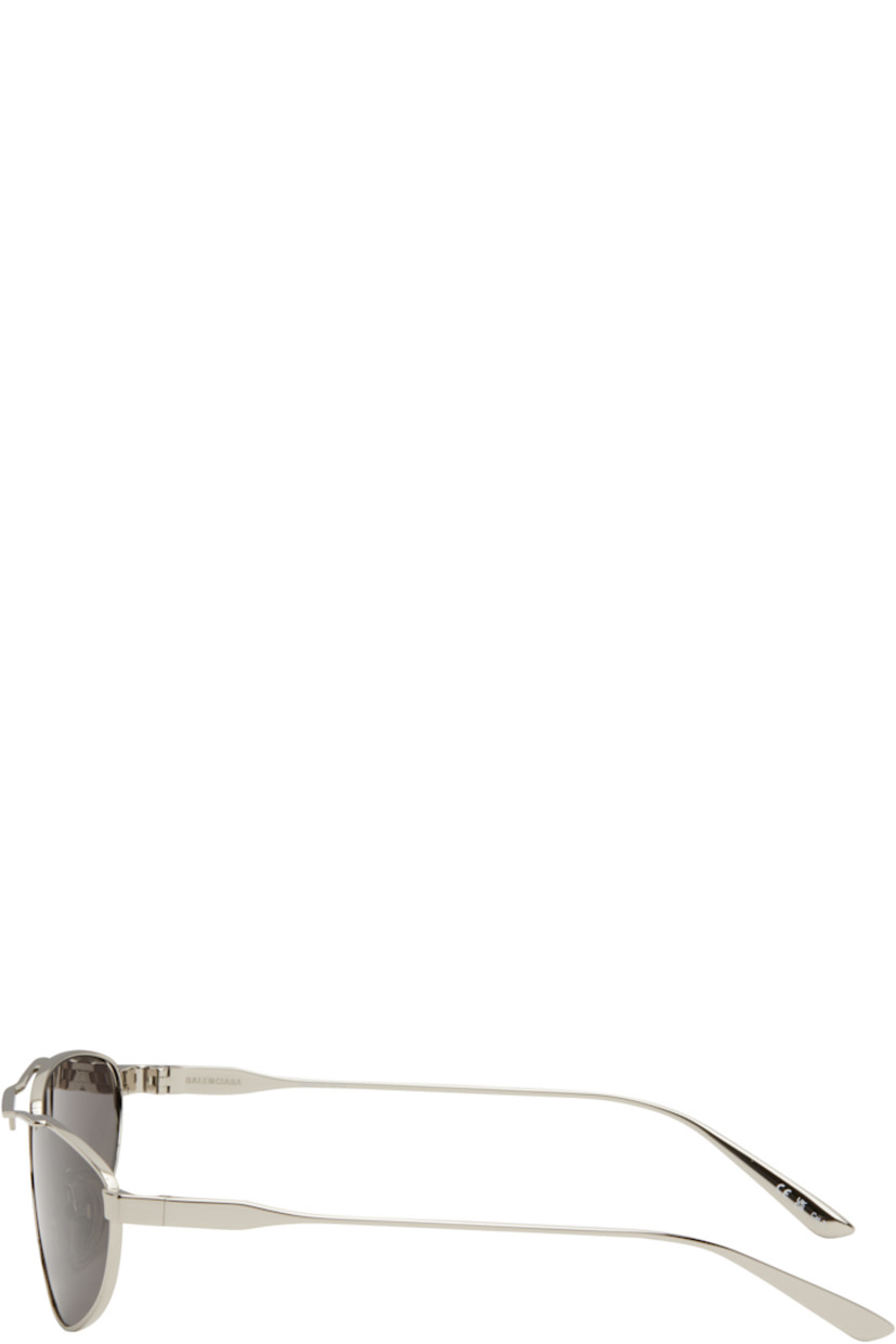 Oval metal-frame sunglasses in silver tone.

· Gray lenses
· Logo engraved at face
· Adjustable rubber nose pads
· Includes case
· Size: 66.14 140

Supplier color: Silver