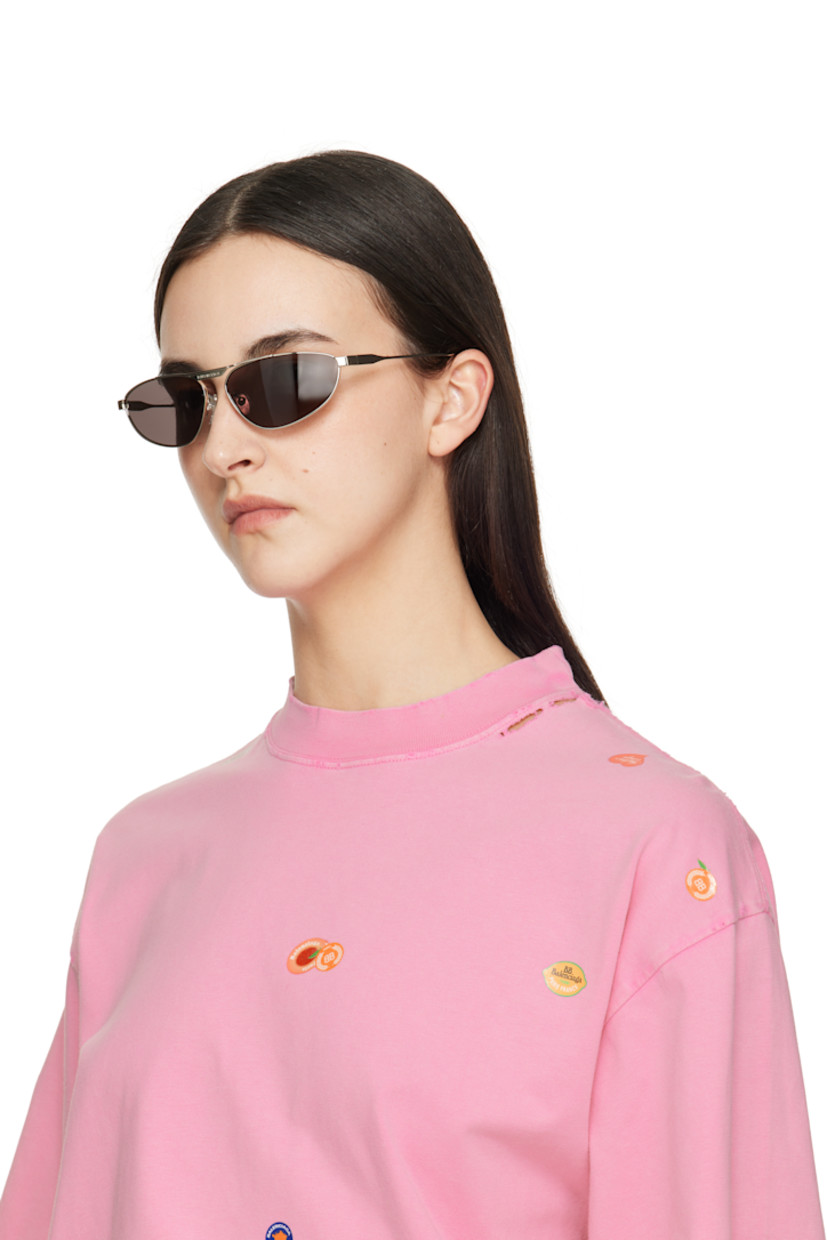 Oval metal-frame sunglasses in silver tone.

· Gray lenses
· Logo engraved at face
· Adjustable rubber nose pads
· Includes case
· Size: 66.14 140

Supplier color: Silver
