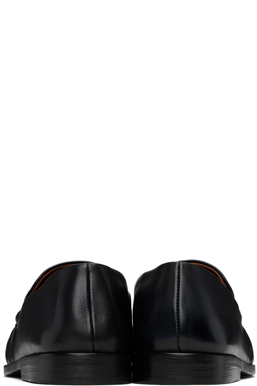 Buffed leather loafers.

· Gathering at moc toe
· Stacked leather heel with rubber injection
· Leather sole

Supplier color: Black