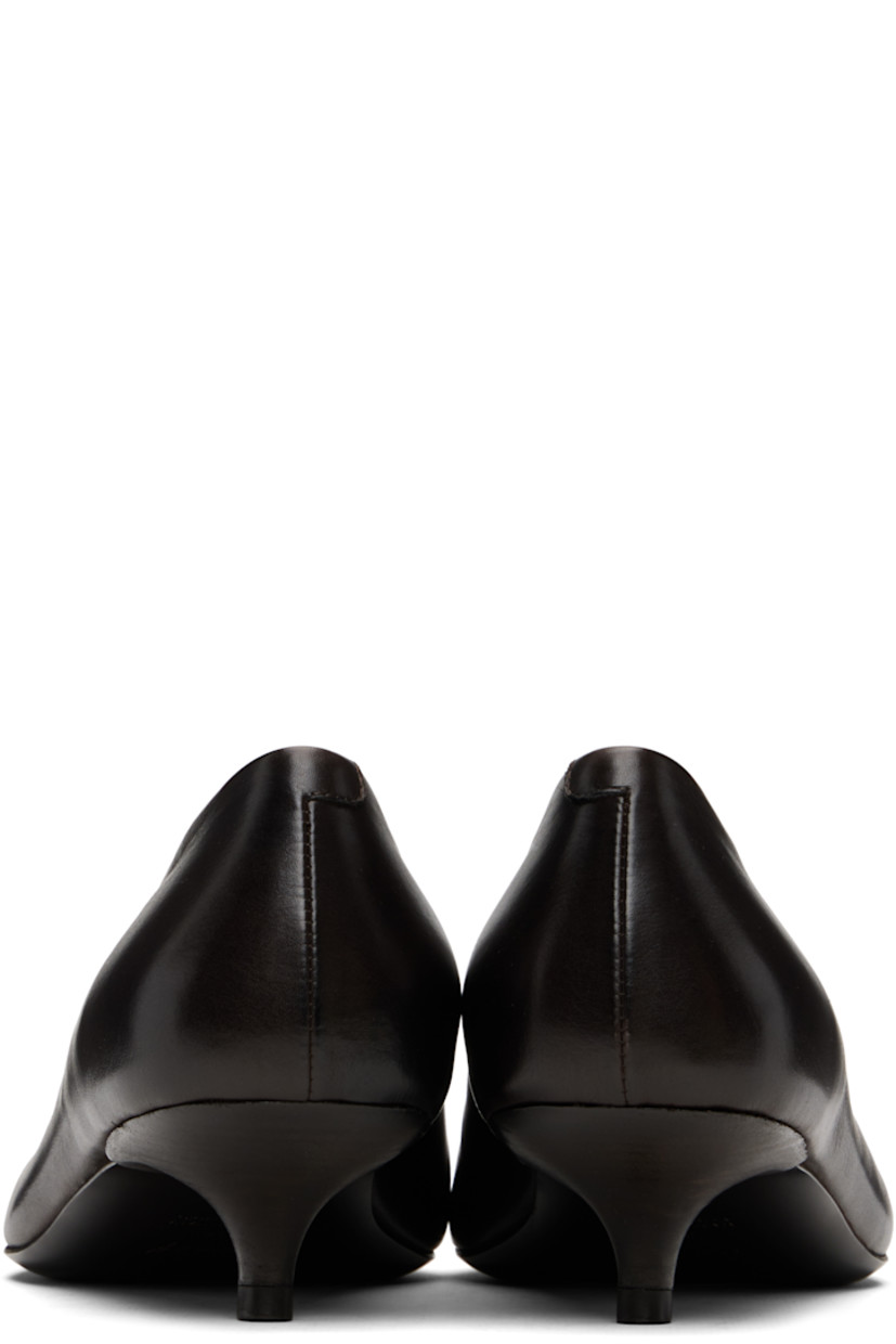 Buffed leather heels.

· Pointed toe
· Nubuck lining
· Stacked leather kitten heel
· Leather sole
· Heel: H1.5"

Supplier color: Dark brown