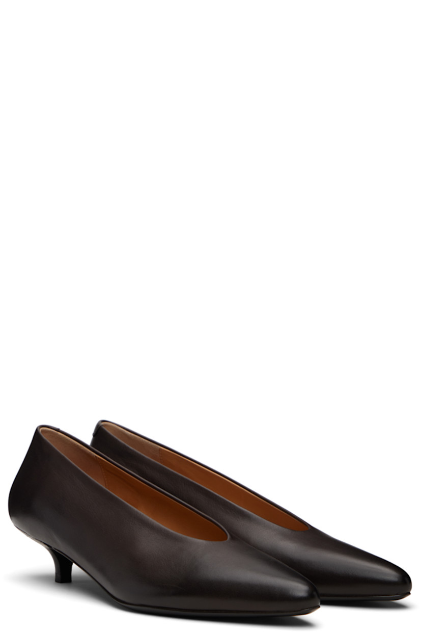 Buffed leather heels.

· Pointed toe
· Nubuck lining
· Stacked leather kitten heel
· Leather sole
· Heel: H1.5"

Supplier color: Dark brown