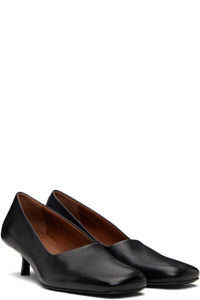 Buffed leather heels. 

· Square toe
· Nubuck and buffed leather lining
· Stacked leather kitten heel with rubber injection 
· Buffed leather sole
· Heel: H1.5" 

Supplier color: Black