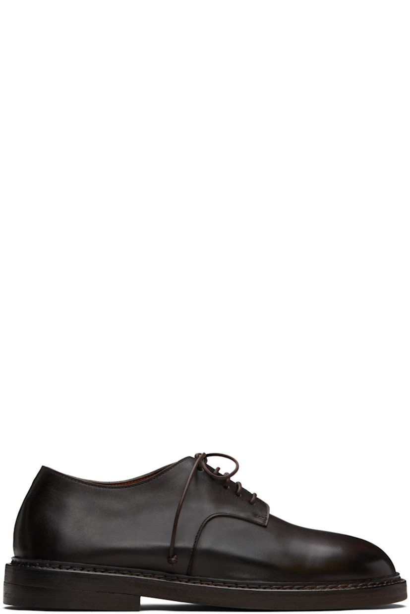 Buffed leather derbys.

· Lace-up closure
· Topstitching at welt
· Stacked leather heel with rubber injection
· Leather sole

Supplier color: Dark brown