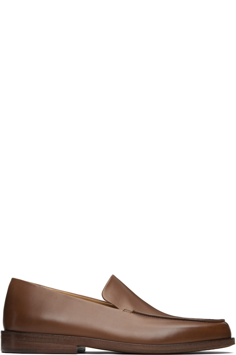 Buffed leather loafers.

· Moc toe
· Stacked leather heel with rubber injection
· Leather sole

Supplier color: Basalt