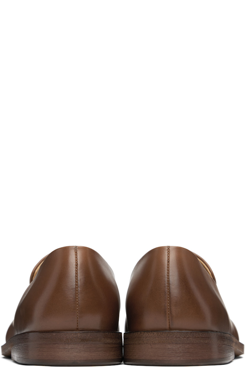 Buffed leather loafers.

· Moc toe
· Stacked leather heel with rubber injection
· Leather sole

Supplier color: Basalt