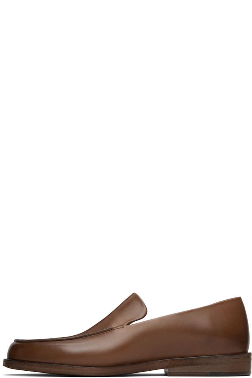 Buffed leather loafers.

· Moc toe
· Stacked leather heel with rubber injection
· Leather sole

Supplier color: Basalt
