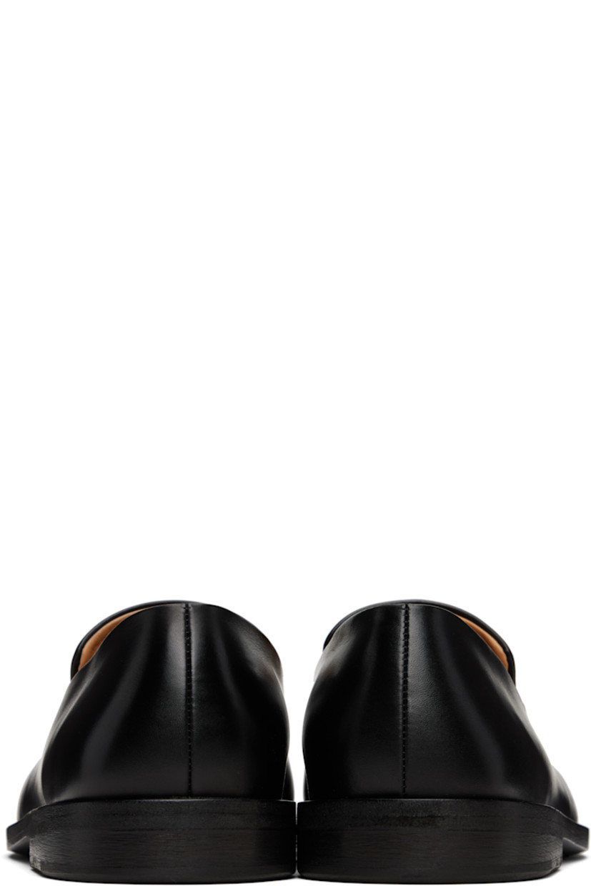 Buffed leather loafers in black.

· Moc toe
· Stacked leather heel with rubber injection 
· Leather sole

Supplier color: Black