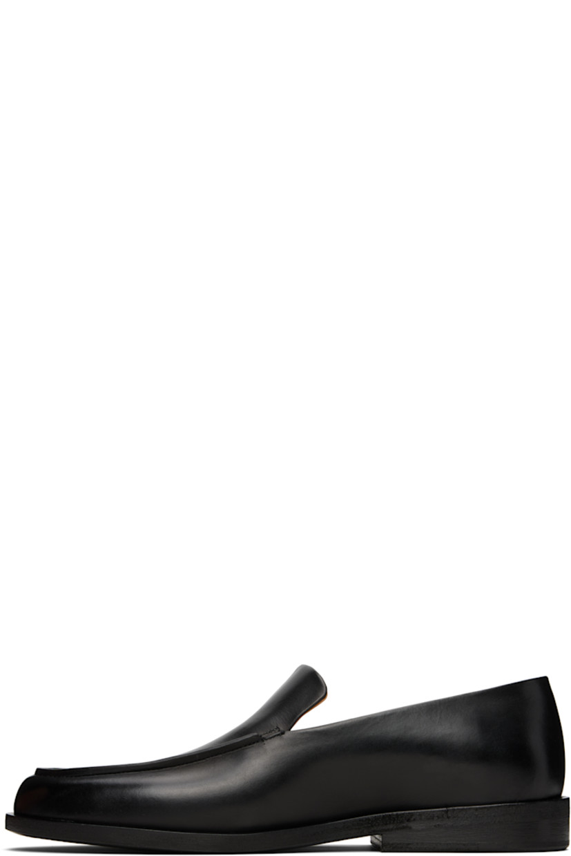Buffed leather loafers in black.

· Moc toe
· Stacked leather heel with rubber injection 
· Leather sole

Supplier color: Black