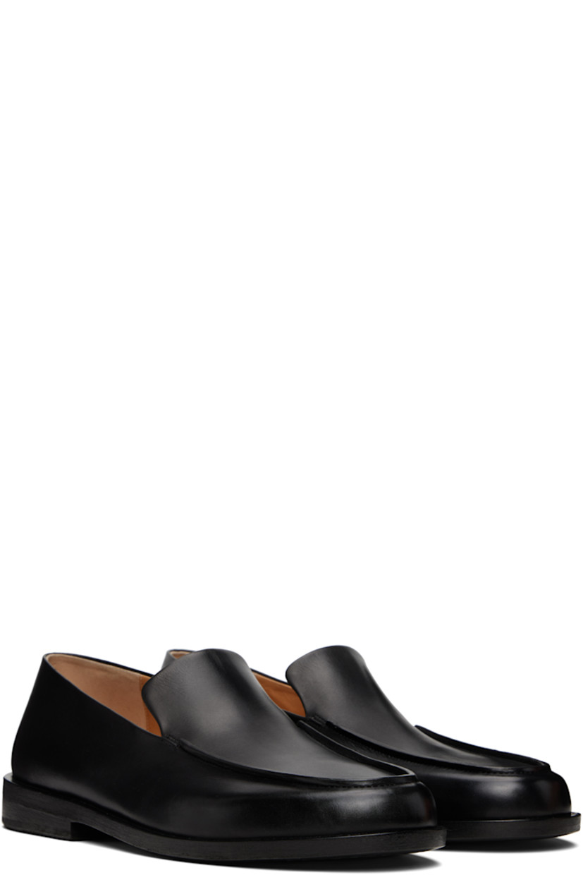 Buffed leather loafers in black.

· Moc toe
· Stacked leather heel with rubber injection 
· Leather sole

Supplier color: Black