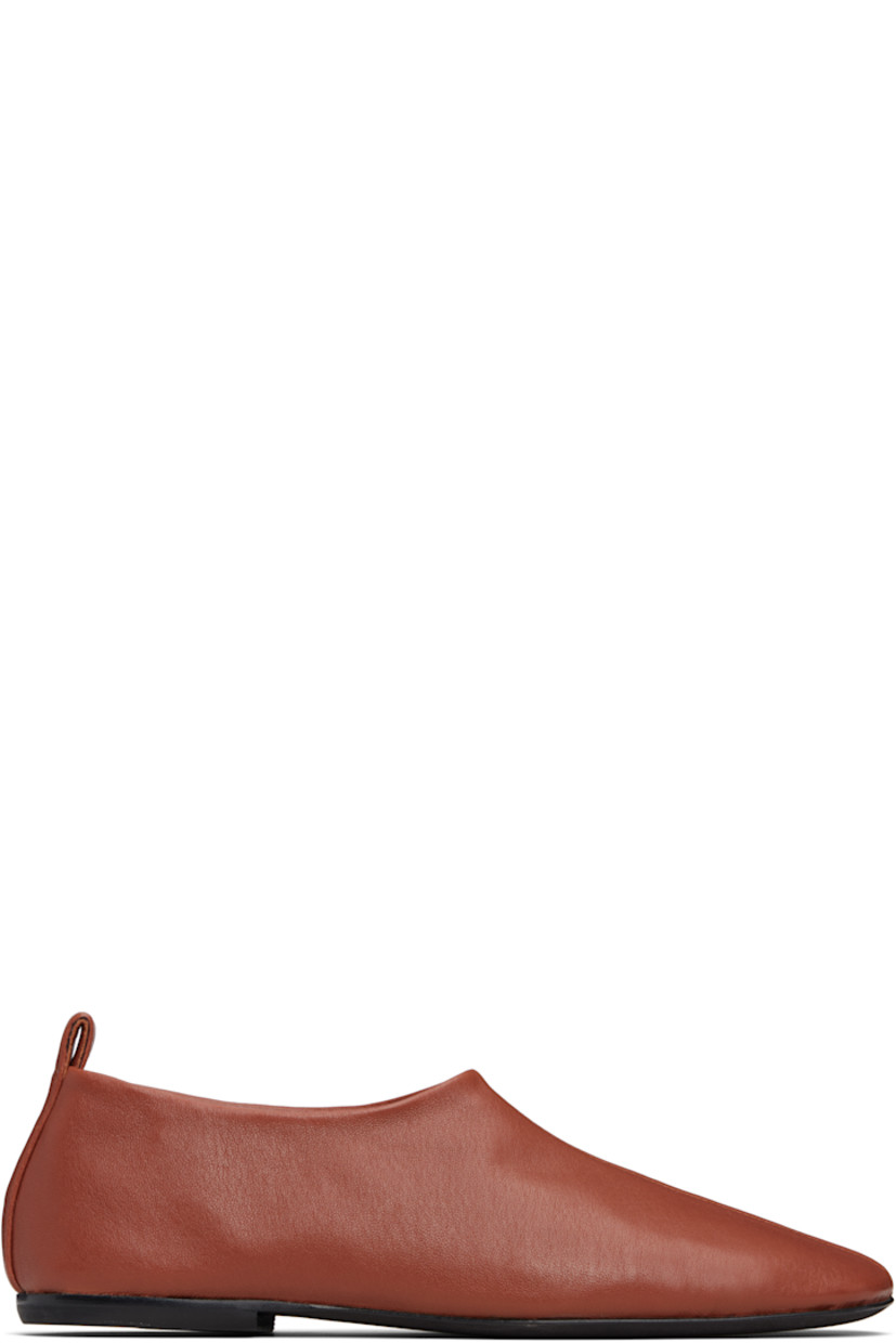 Buffed lambskin loafers.

· Square toe
· Central seam at vamp
· Pull-loop at heel collar
· Leather sole with rubber injections

Supplier color: Brique