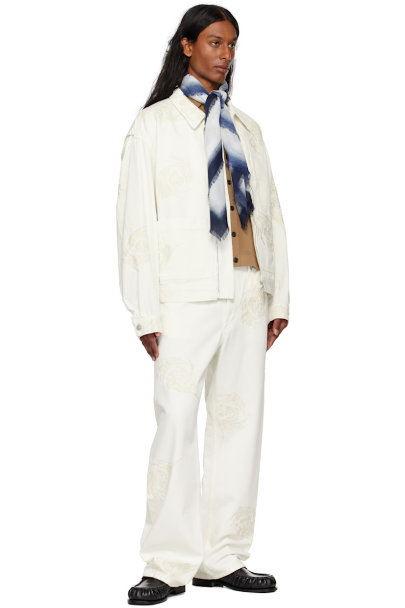 Rectangular cotton voile scarf in white and navy. 

· Graphic printed at face
· Logo printed at edge
· Frayed edges
· L51" x W35"

Supplier color: Navy