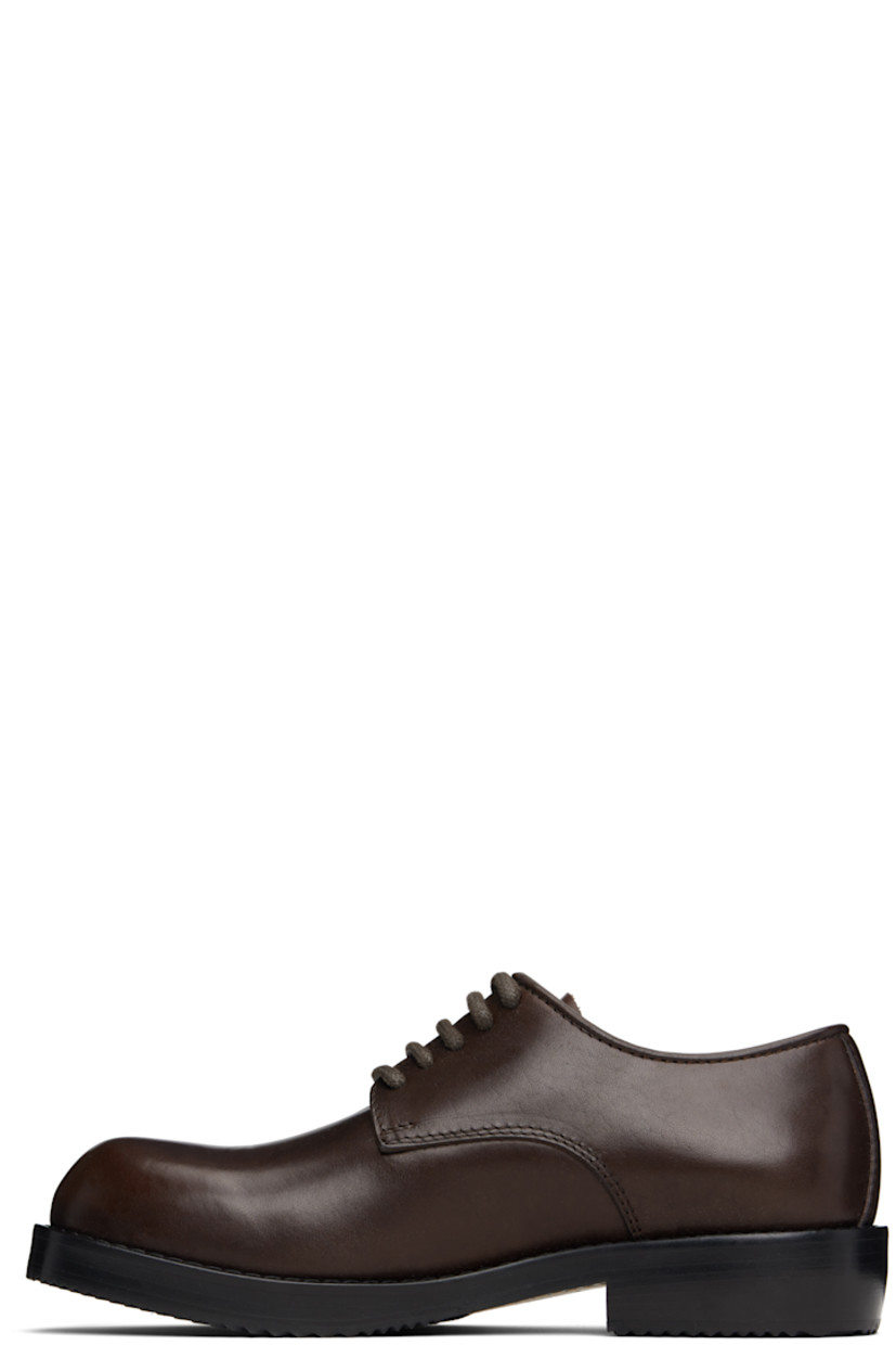Buffed leather derbys.

· Lace-up closure
· Topstitching at welt
· Stacked leather heel with rubber injection
· Leather sole with rubber injection

Supplier color: Dark brown