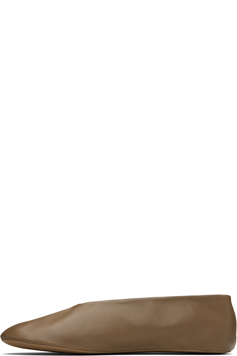 Grained nappa lambskin ballerina flats. 

· Seam at vamp
· Suede lining
· Rubber sole

Supplier color: Mud