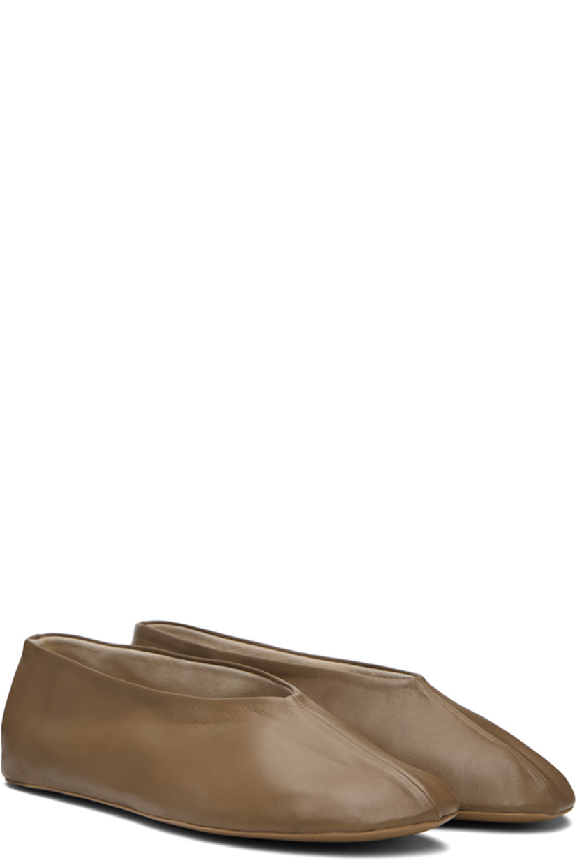 Grained nappa lambskin ballerina flats. 

· Seam at vamp
· Suede lining
· Rubber sole

Supplier color: Mud