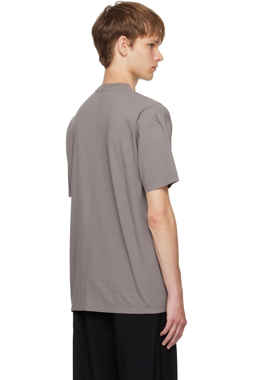 Cotton jersey T-shirt. 

· Rib-knit crewneck
· Patch pocket at chest
· Dropped shoulders
· Central seam at back 

Supplier color: Mud