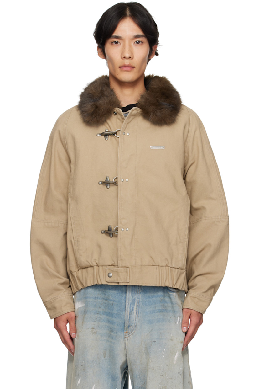 Insulated cotton canvas jacket.

· Faux-fur trim at spread collar
· Clasp closure
· Logo plaque at chest
· Seam pockets at waist
· Elasticized hem
· Raglan sleeves
· Press-stud barrel cuffs
· Logo hardware at back collar
· Welt pockets at interior
· Full quilted satin lining

Supplier color: Beige