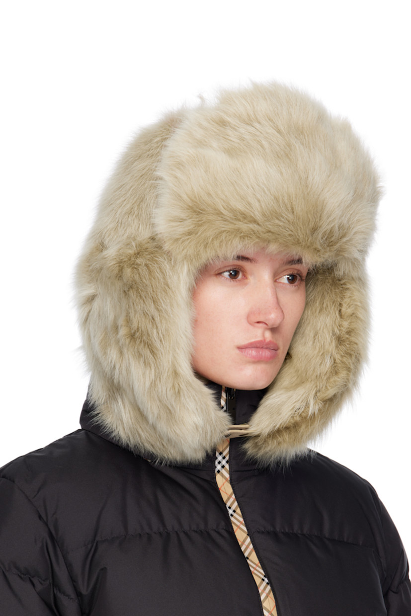 Lambskin shearling hat.

· Press-stud fastening at ear flaps
· Cinch strap at back face
· Cashmere flannel lining

Supplier color: Linden brown
